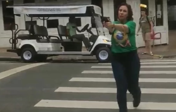 Deputada Carla Zambelli (PL-SP) saca e aponta arma para homem em rua de São Paulo