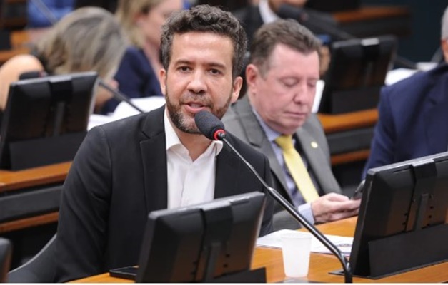 Deputado André Janones é acusado de praticar rachadinha na Câmara