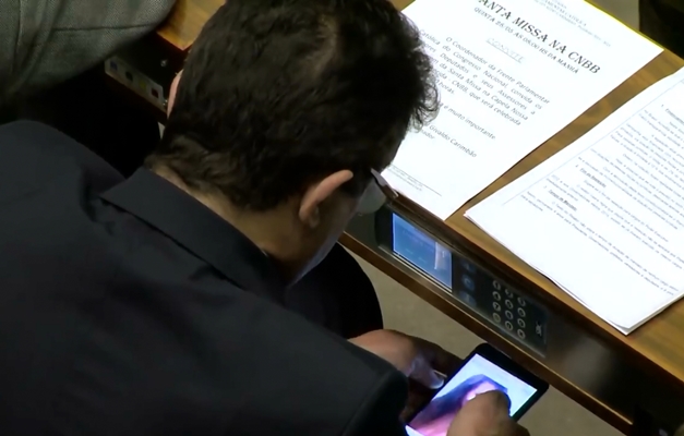 Deputado assiste conteúdo pornográfico durante votação da reforma política