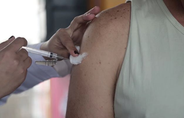 Deputado Bruno Peixoto defende vacina gratuita contra herpes zoster em Goiás