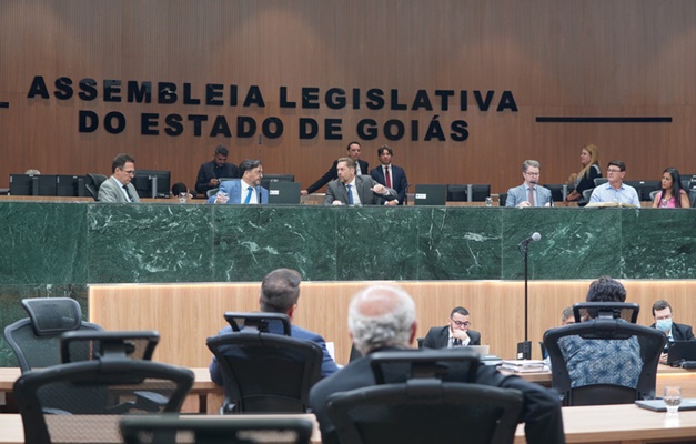 Deputados aprovam data-base e mudanças em carreiras do Executivo goiano