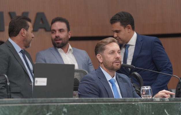 Deputados aprovam proposta de orçamento enviada por Caiado para 2025