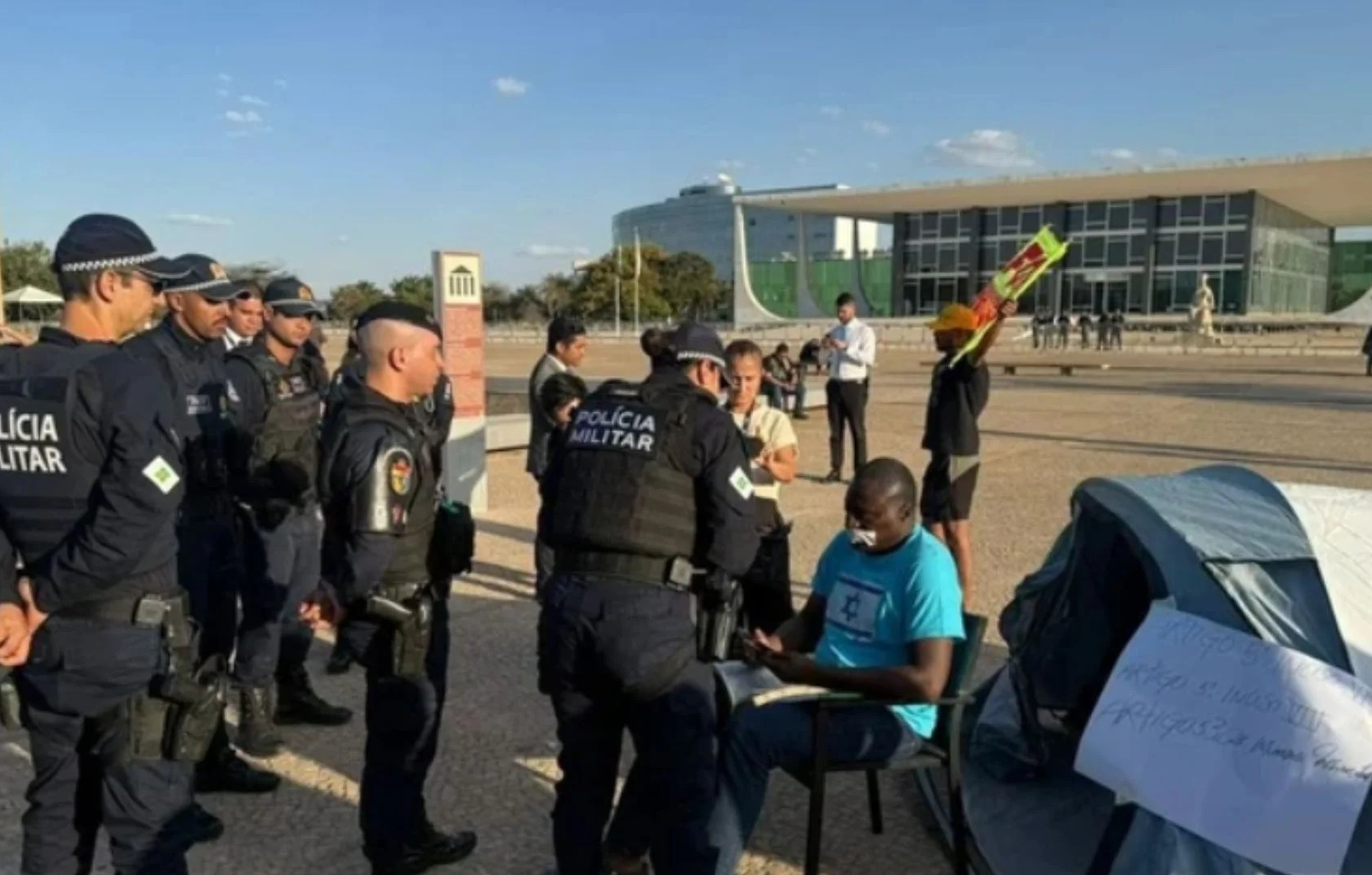 Deputados bolsonaristas desmontam acampamento em frente ao STF
