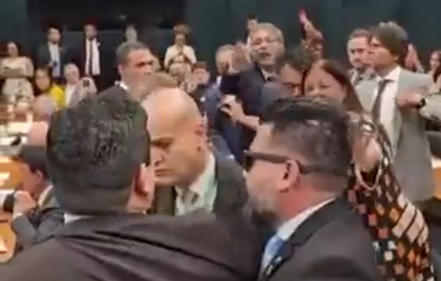Deputados discutem e precisam ser contidos em audiência com Lewandowski