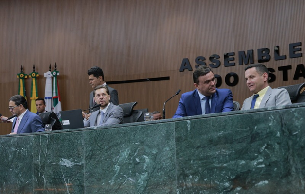 Deputados goianos aprovam gratificação a servidores da Educação