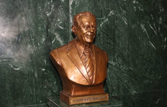 Descerramento de busto de Iris Rezende na Assembleia reúne autoridades