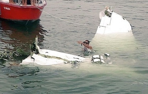 Destroços do avião que caiu em Paraty são resgatados e seguem para Angra