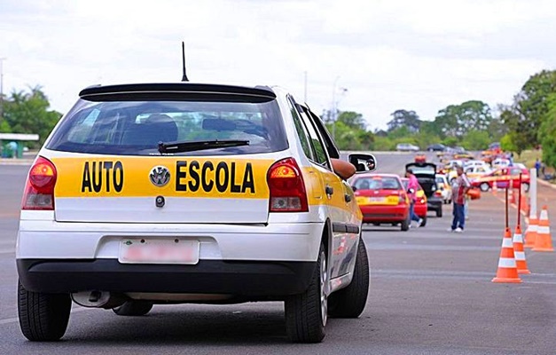 Detran suspende mais de 300 autoescolas de Goiás por irregularidades
