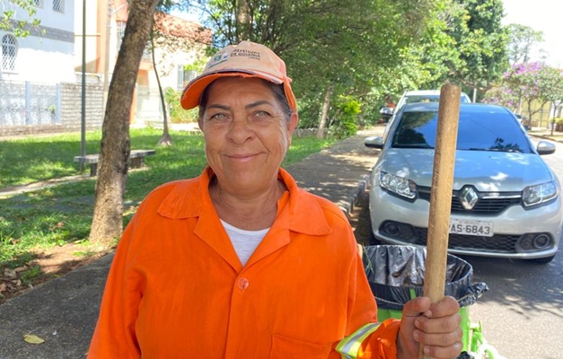 Dia do gari: o trabalho de manter uma cidade limpa