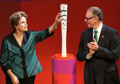 Dilma apresenta tocha olímpica e diz que obras para Rio-2016 estão em dia