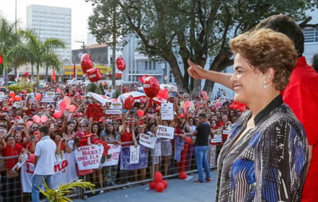 Dilma critica educação sem partido e diz que governo quer 'bando de carneiros'