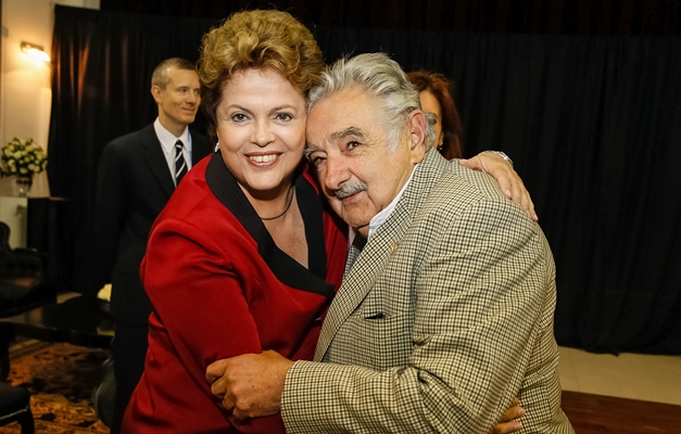Dilma fala em 'aprofundar' o Mercosul e chora ao citar Mujica