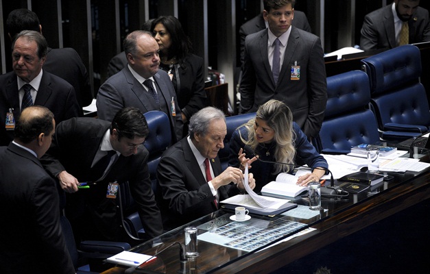Dilma Rousseff continua habilitada para exercer função pública