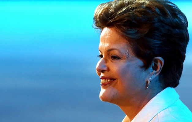 Em apuração acirrada, Dilma é reeleita presidente do Brasil