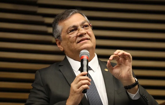 Dino reitera decisão sobre leis estrangeiras e dá explicação sobre tribunais internacionais