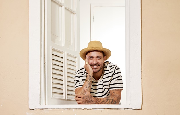 Diogo Nogueira se apresenta no Cel da OAB-GO em evento com samba e churrasco