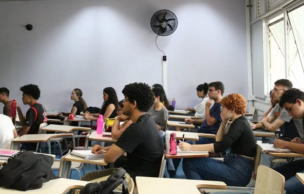 Diploma de ensino superior pode mais que dobrar salário no Brasil