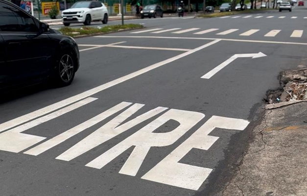 Direita livre já está sinalizada em 16 pontos do trânsito de Goiânia