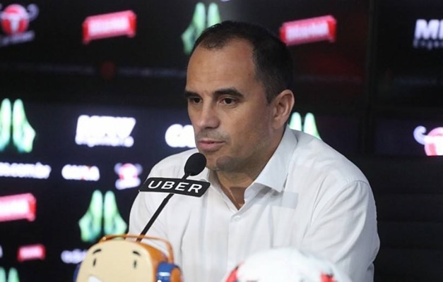Diretor do Flamengo rebate corintiano e nega vinda de Felipe Melo