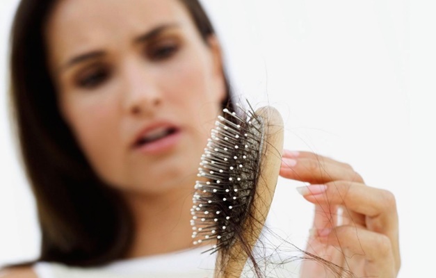 Distúrbios na tireoide podem causar a queda de cabelo; entenda