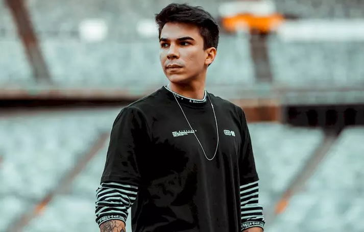 DJ KVSH agita festa eletrônica em Goiânia