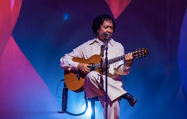 Djavan promete show cheio de sucessos em Goiânia