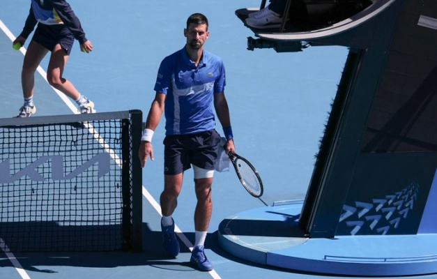 Djokovic abandona semifinal do Aberto da Austrália e leva vaias 