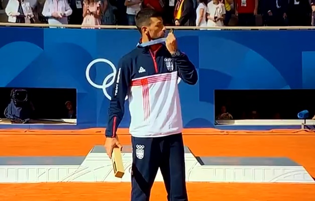 Djokovic bate Alcaraz, conquista sonhado ouro olímpico em Paris-2024 e iguala feito de Agassi