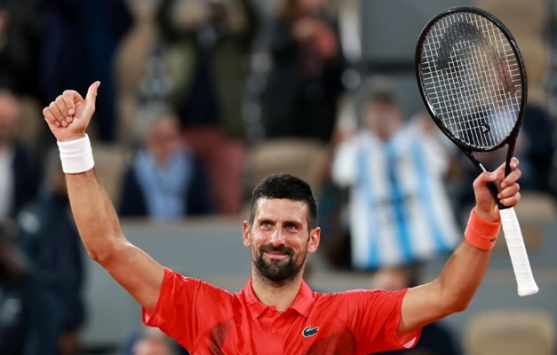 Djokovic fatura 100ª vitória em Roland Garros e encara Zverev nas quartas de final