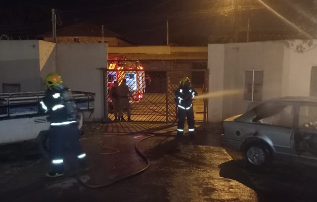 Dois carros pegam fogo na garagem de prédio em Cidade Ocidental