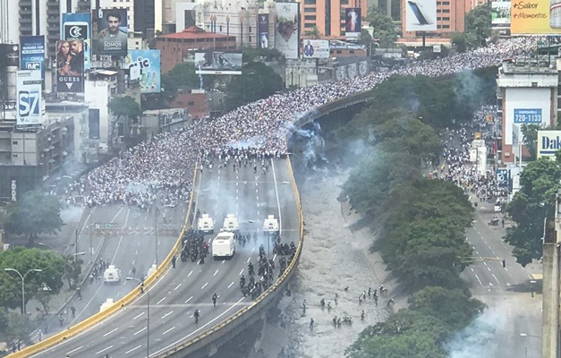 Dois manifestantes morrem durante protestos contra Maduro
