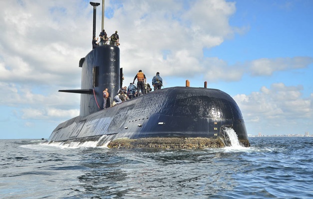 Dois navios encontram sinais que podem ser de submarino argentino