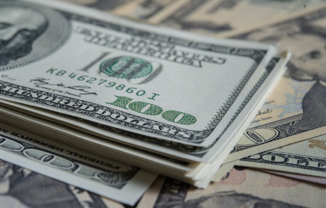 Dólar à vista salta a R$ 5,62 por temor sobre tarifas dos EUA