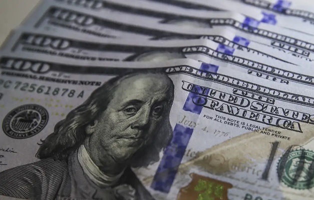 Dólar alcança R$ 6 com reação do mercado ao pacote fiscal do governo