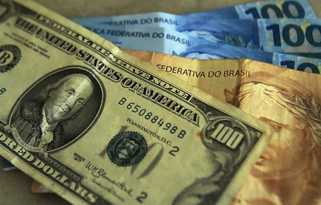 Dólar aproxima-se de R$ 3,31 e fecha no maior valor do ano