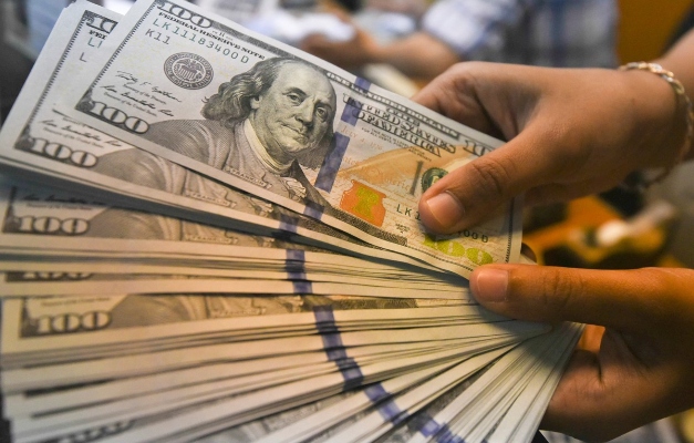 Dólar atinge R$ 5,00 pela 1ª vez, mas desacelera em meio a leilões