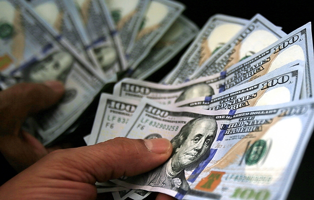 Dólar avança com movimento do exterior e fatores técnicos