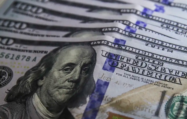 Dólar cai a R$ 5,47 com relato de fluxo de capitais e possível derrubada da alta do IOF
