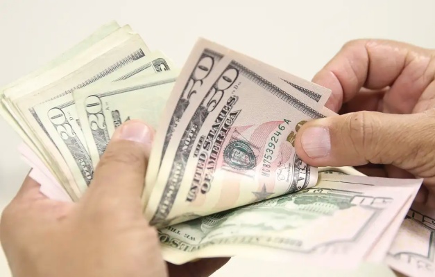 Dólar cai e fecha a R$ 5,42 com menor tensão comercial e aposta em corte de juros nos EUA