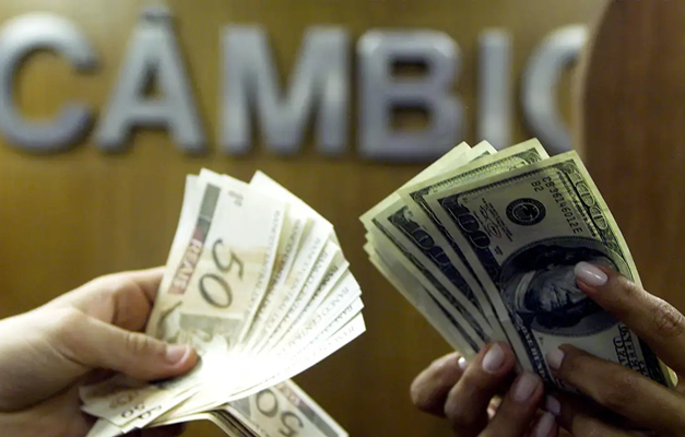 Dólar cai para R$ 5,31 após conversa entre Lula e Trump