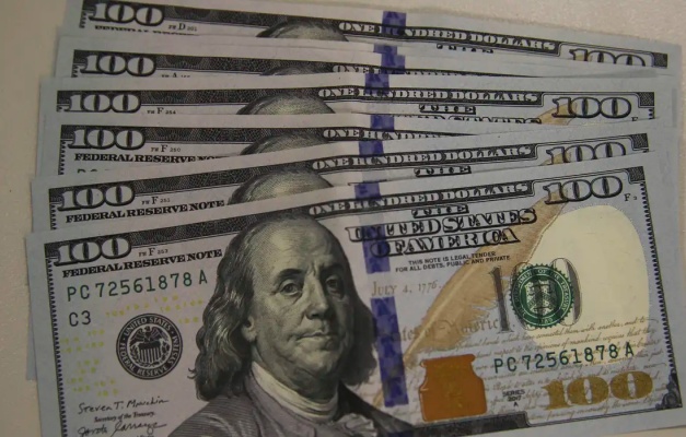 Dólar cai para R$ 5,48 na contramão do mercado externo