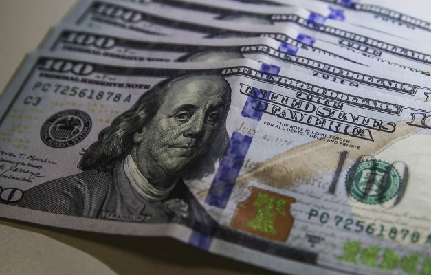 Dólar cai para R$ 5,56 com possível recuo em tarifaço nos EUA