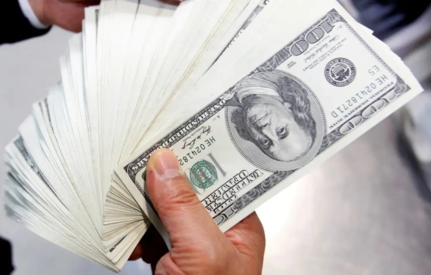 Dólar cai para R$ 5,57 e fecha no menor valor em 8 meses