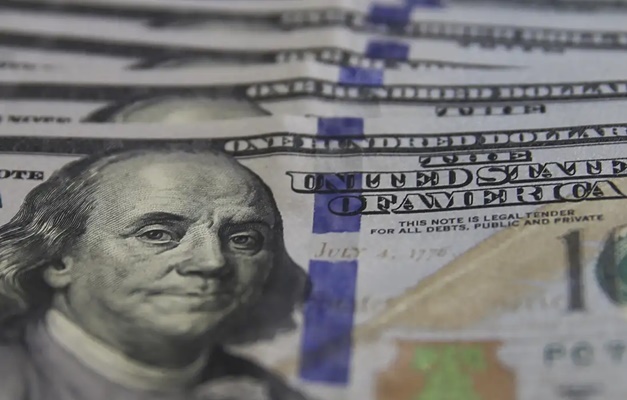 Dólar cai para R$ 5,84 após suspensão de tarifaço de Trump
