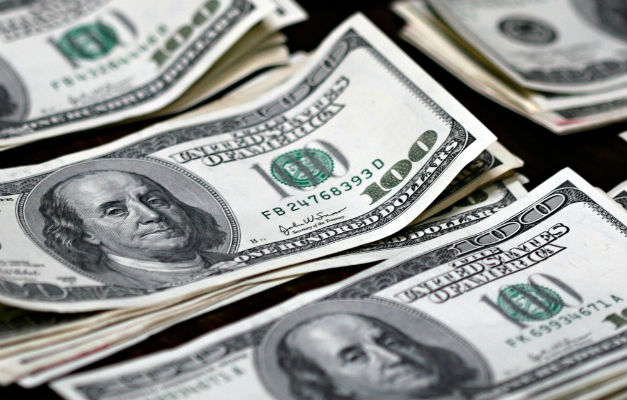 Dólar cede 1,55% com ajuda do exterior, cotado a R$ 3,75