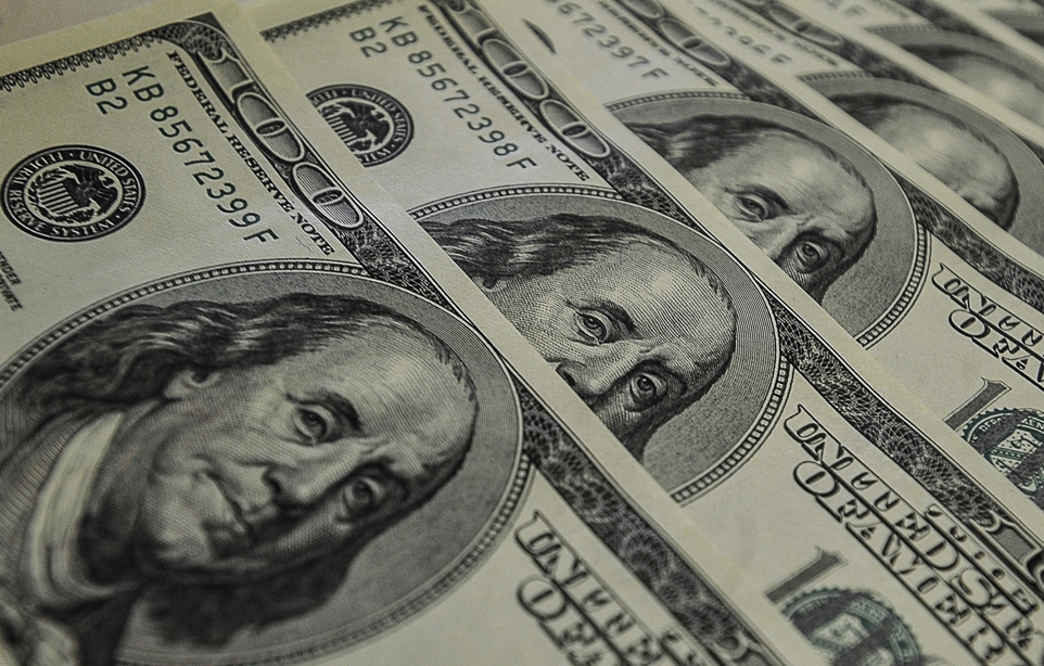 Dólar chega perto de R$ 3,12 e fecha no menor valor desde julho de 2015