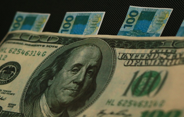 Dólar fecha a R$ 3,7612 e tem maior alta diária desde 16 de outubro
