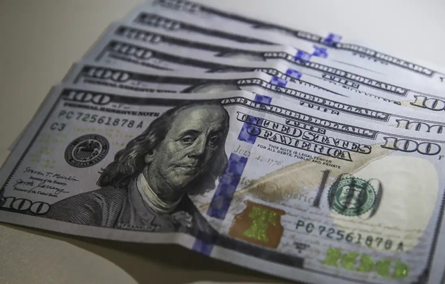 Dólar fecha abaixo de R$ 5,50 pela primeira vez em oito meses
