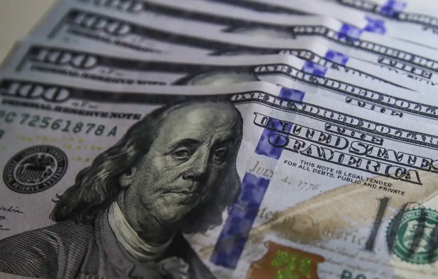 Dólar fecha no menor nível em 15 meses após tom diplomático de Trump e Lula