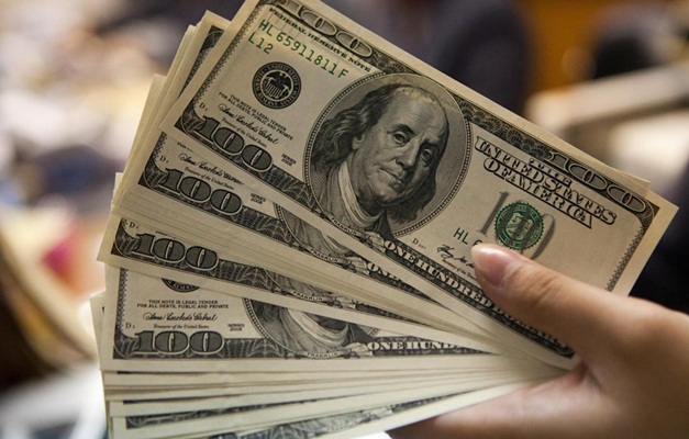 Dólar recua ante real após ata e cenário instável no exterior